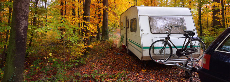 Urlaub mit dem Camper im Herbst Worauf Sie achten sollten